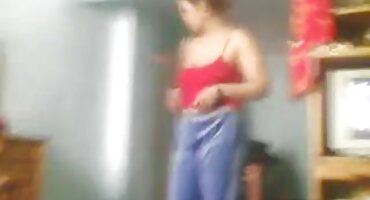 Rubia en vestido rojo salta sobre una gran polla