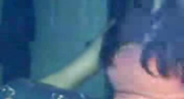 La rubia se inclinó en pose y se metió el coño para recibir una palmada