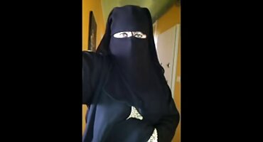 Rubia con su novia haciendo un trío al aire libre