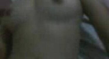 Chica gótica en vestido de rejilla se masturba en la mesa coochie