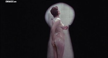 Pascal cachondo se folla a una rubia anal con tetas pequeñas