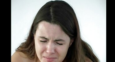 Doble penetración anal en morena en porno grupal