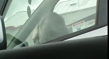 Chica en pantimedias deja un gran falo en su culo