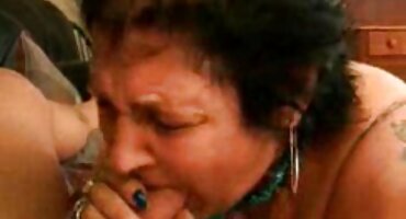 Chica con cuerpo elegante folla frente al espejo con su amado