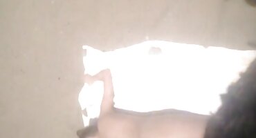 Perra de culo Con Tetas Pequeñas tiene sexo anal en la piscina