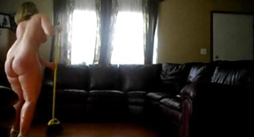 La mujer madura convenció al ama de llaves de follar con su marido cachondo