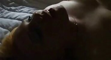 La belleza se traga una gran polla masculina en las glándulas y se convierte en cáncer