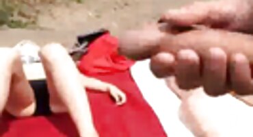 Chica joven se subió a la erección de un chico y tuvo un orgasmo