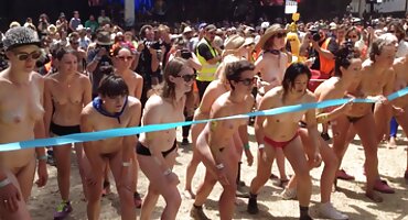 Los hombres tienen sexo en grupo con pulcini