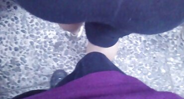 Chica pelirroja usa Strap-on y folla el culo de dos colegialas jóvenes