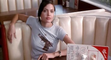 Chica pelirroja con gafas follada por un hombre negro y pasó con éxito el casting