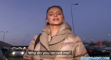 La esbelta actriz disfrutó acariciando la dura polla del director