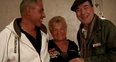 Tres perras follando con un hombre en la cama grande