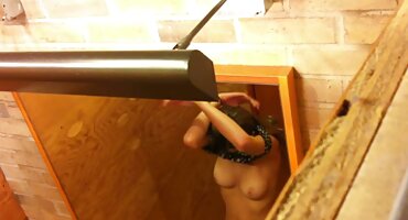 El negro se quita los pantalones grises y la chaqueta azul, se pone a una madura blanca con cáncer y folla durante mucho tiempo por el culo con un crustáceo