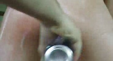 Follada anal con una mujer cachonda sobre la mesa durante el casting