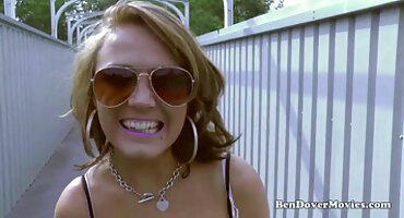 Rubia en medias negras se quitó el sujetador rojo y se hizo una mamada real follada por un gángster