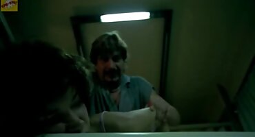 Rubia en vestido negro de perrito chupando polla y montando su tarta de queso afeitada