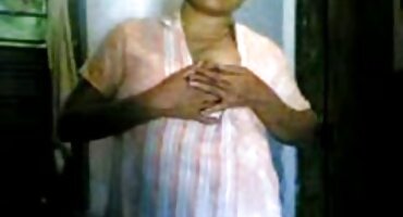 La rubia se dio un chapuzón en la piscina y se fue a follar a un hombre con una gran polla