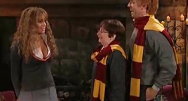 Hombre barbudo castiga el sexo anal rubio