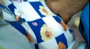 Morena en el baño empala su coño en una polla poderosa