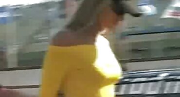 Hermosa pareja sexo apasionado con caricias orales en la cama