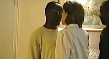 Ninfeta joven en la cama con mamá Madura escena lésbica