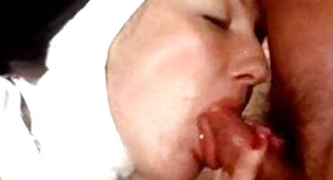 Un hombre con tatuajes lame los agujeros de su belleza antes del sexo