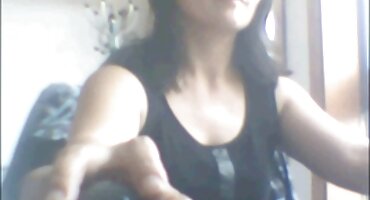 Colegiala lesbiana lame el coño de un policía maduro