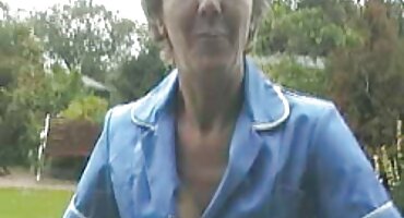 Chica gimiendo en voz alta de una penetración caliente en el coño rosado