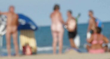 Una chica en bragas se retuerce hábilmente sobre la polla de su novio