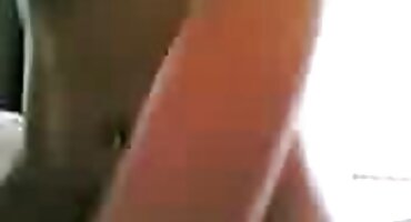 Chica brillante chupa expertamente la polla de su amiga y se corre en la boca