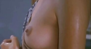 Morena en postes chupa la polla larga de un amigo perfecto