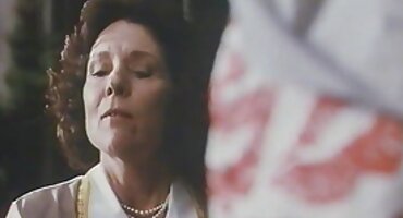 Morena llevó a un amigo al dormitorio y lo folló hasta que drenó el semen en su boca