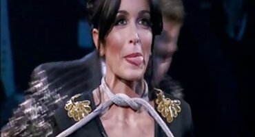 Dos morenas se turnan para follar con un chico cachondo y correrse