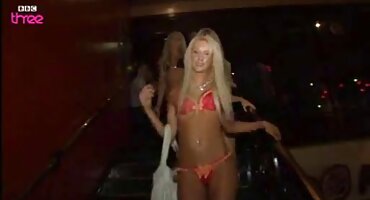 Chica digitación coño con consolador y vibrador