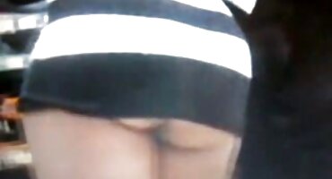 Chica con chico junto a la piscina participar en el libertinaje