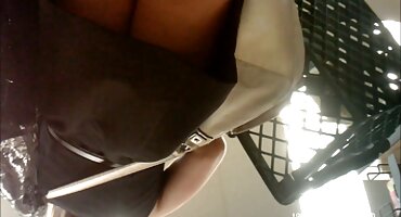 Chica bronceada chupa dos pollas y se folla a chicos en el vestuario