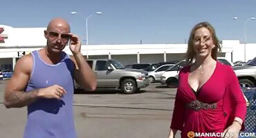 Chica pateó el falo con sus tetas y posó al estilo perrito