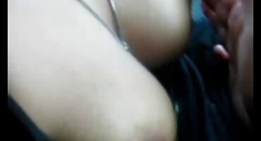 Jovencita con dos coletas chupa a su amante antes de acostarse y le da coño