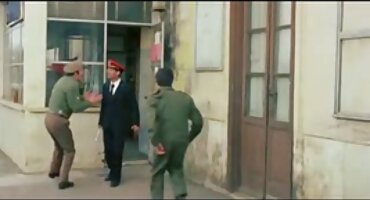 Mujer joven seduce a su hermano amigo para sexo apasionado