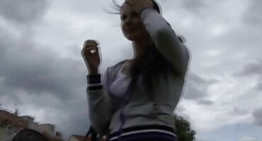 El tipo plantó a una hermosa niña después de la fiesta de fuego