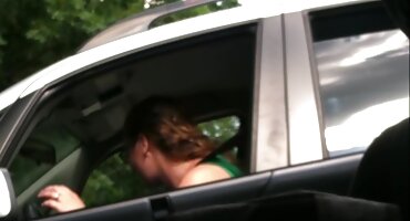 La pelirroja sedujo a una jovencita y tuvo sexo lésbico con ella