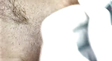 Estudiante pelirroja con tirantes se rindió a su padrastro y anotó para las clases