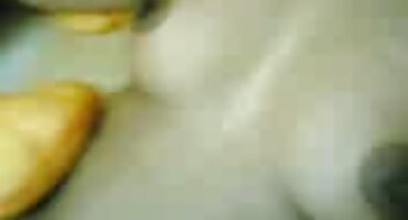 Anciano con camisa azul lamió y folló a la novia de su hijo en la cama