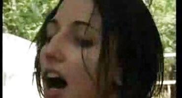 La colegiala tailandesa fue follada por el maestro justo en el escritorio de la escuela y se divirtió mucho