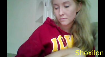 La chica chupó la polla del chico y se subió a él