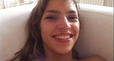 La chica está de muy buen humor y se folla a un chico en la cocina