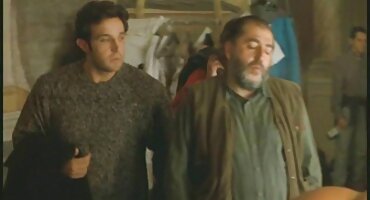 Chica flaca pulcina engaña a su marido en la cama matrimonial