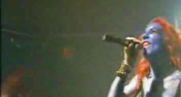 Morena en medias con agujeros de mierda de pie al estilo perrito en el suelo