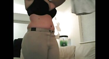 Morena en el sofá tiene sexo clásico